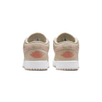Air Jordan 1 Low SE Light Orewood Brown (GS) – zadní pohled | Purekickz