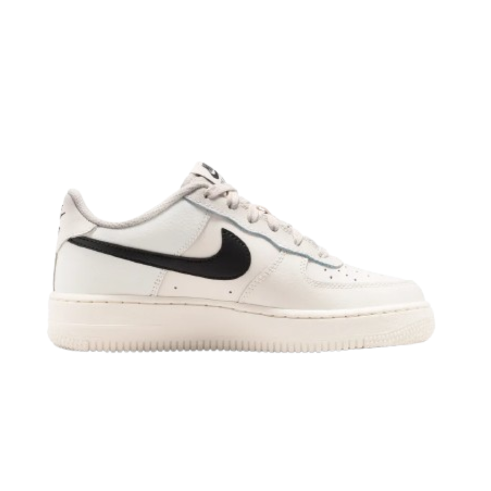 Nike Air Force 1 Low Essential+ Phantom Black (GS) – boční pohled | Purekickz