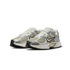 Nike V5 RNR Spruce Fog Metallic Silver Summit White (W) – boční pohled | Purekickz
