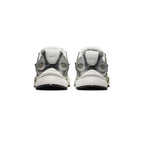 Nike V5 RNR Spruce Fog Metallic Silver Summit White (W) – zadní pohled | Purekickz