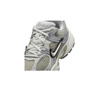 Nike V5 RNR Spruce Fog Metallic Silver Summit White (W) – pohled shora | Purekickz