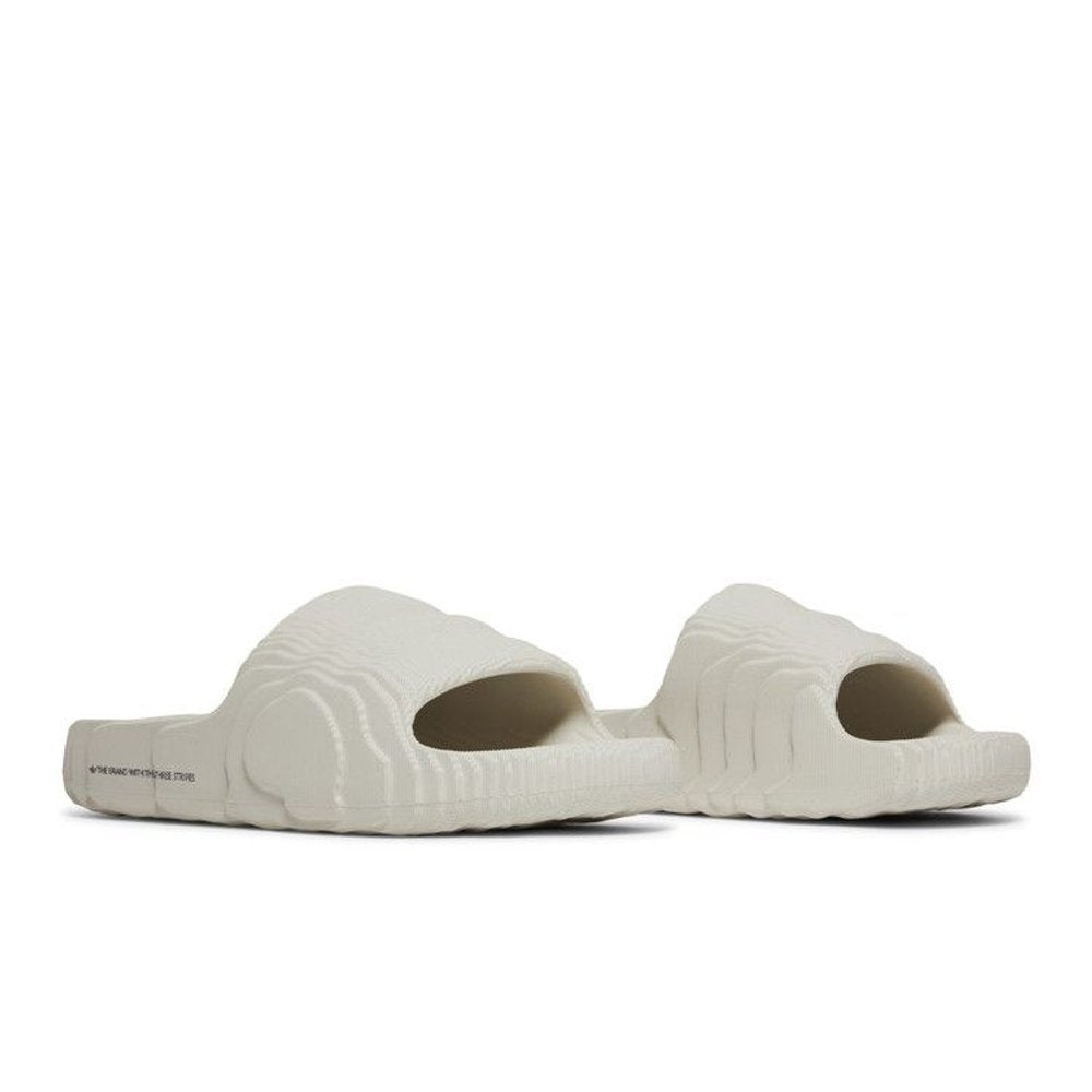 adidas Adilette 22 Slides Aluminum – lifestyle foto | Purekickz