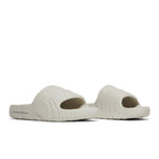 adidas Adilette 22 Slides Aluminum – lifestyle foto | Purekickz