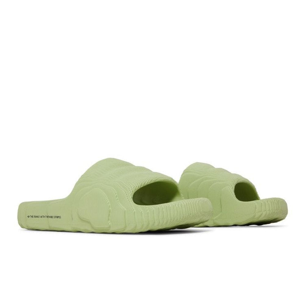 adidas Adilette 22 Slides Magic Lime – lifestyle foto | Purekickz