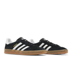 Adidas Gazelle Black White Gum – lifestyle foto | Purekickz