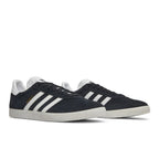adidas Gazelle Core Black Cloud White Gold – lifestyle foto | Purekickz