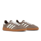 Adidas Handball Spezial Earth Strata Gum (W) – lifestyle foto | Purekickz