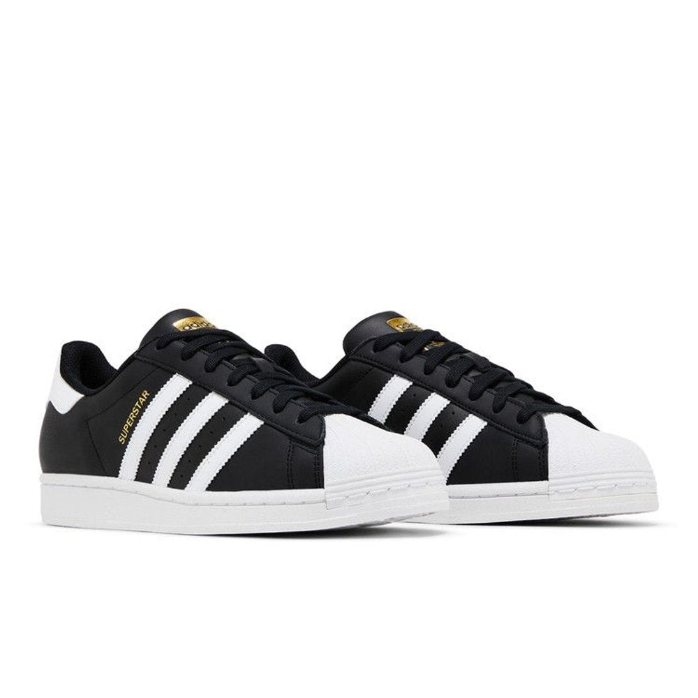 adidas Superstar Core Black Cloud White – lifestyle foto | Purekickz