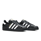 adidas Superstar Core Black Cloud White Gold – lifestyle foto | Purekickz