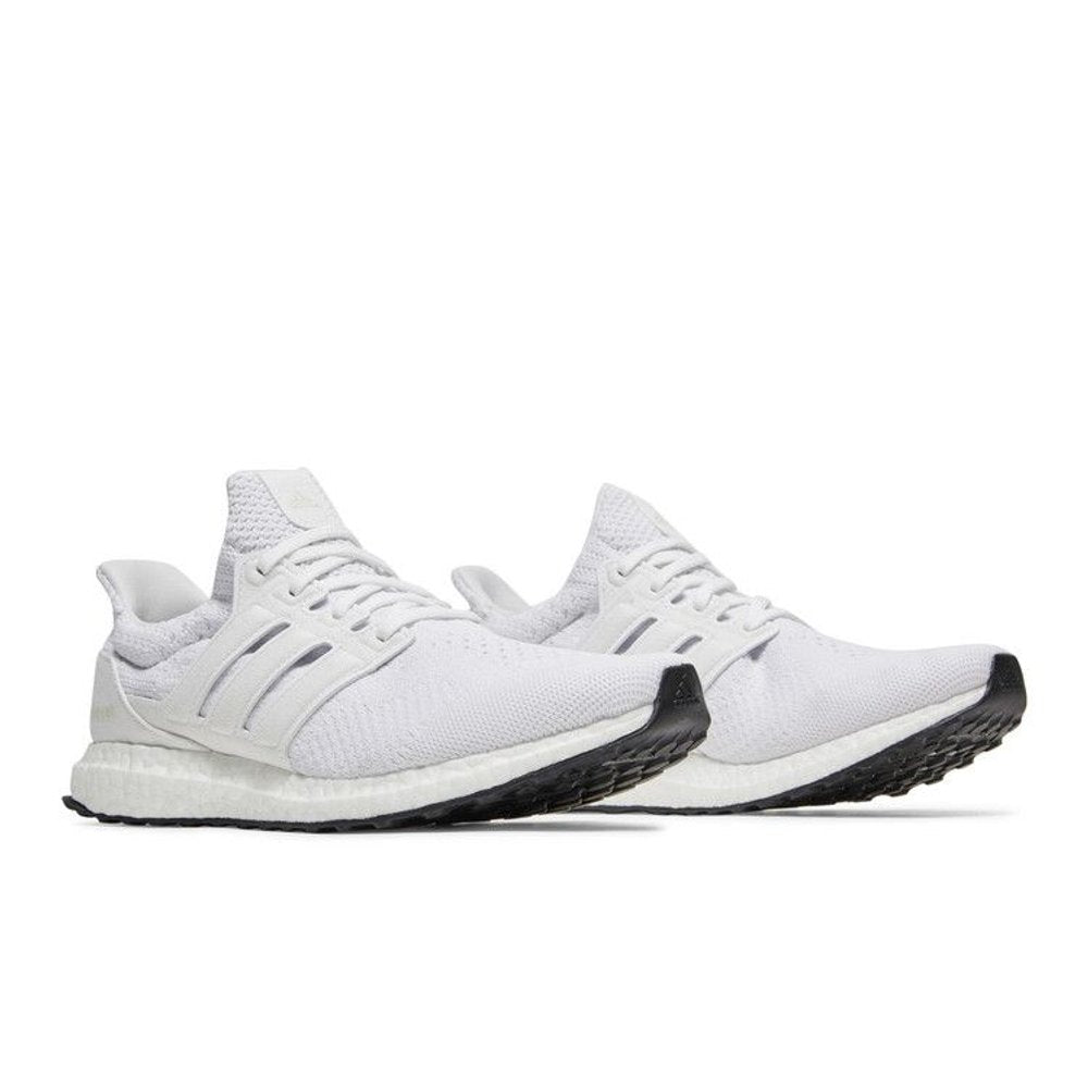 Adidas Wmns UltraBoost 5.0 DNA 'Triple White' – lifestyle foto | Purekickz