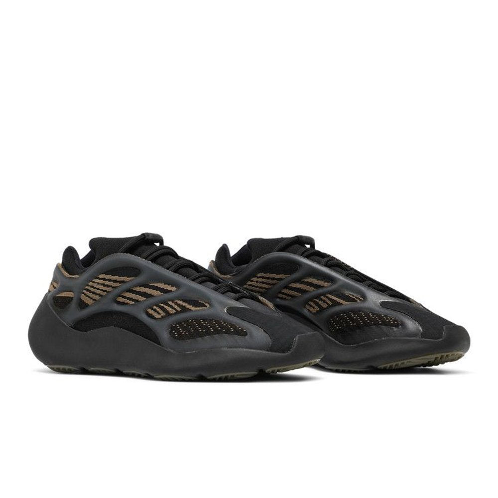 adidas Yeezy 700 V3 Clay Brown – lifestyle foto | Purekickz