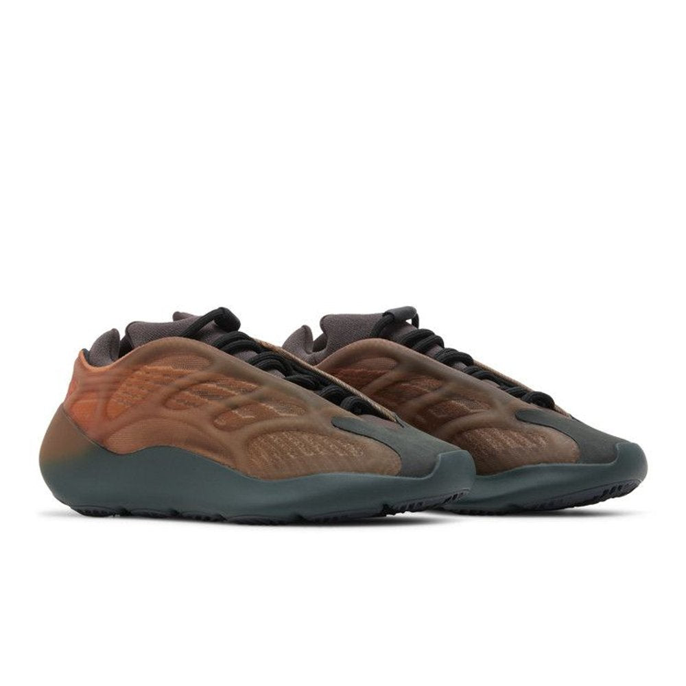 adidas Yeezy 700 V3 Copper Fade – lifestyle foto | Purekickz