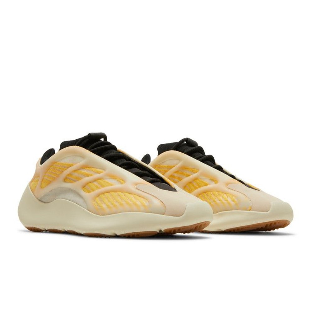 adidas Yeezy 700 V3 Mono Safflower – lifestyle foto | Purekickz