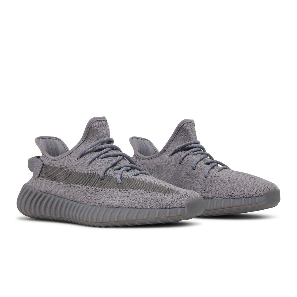 Adidas Yeezy Boost 350 V2 Steel Grey – lifestyle foto | Purekickz