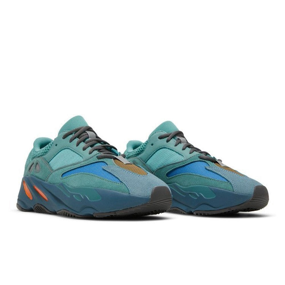 adidas Yeezy Boost 700 Faded Azure – lifestyle foto | Purekickz