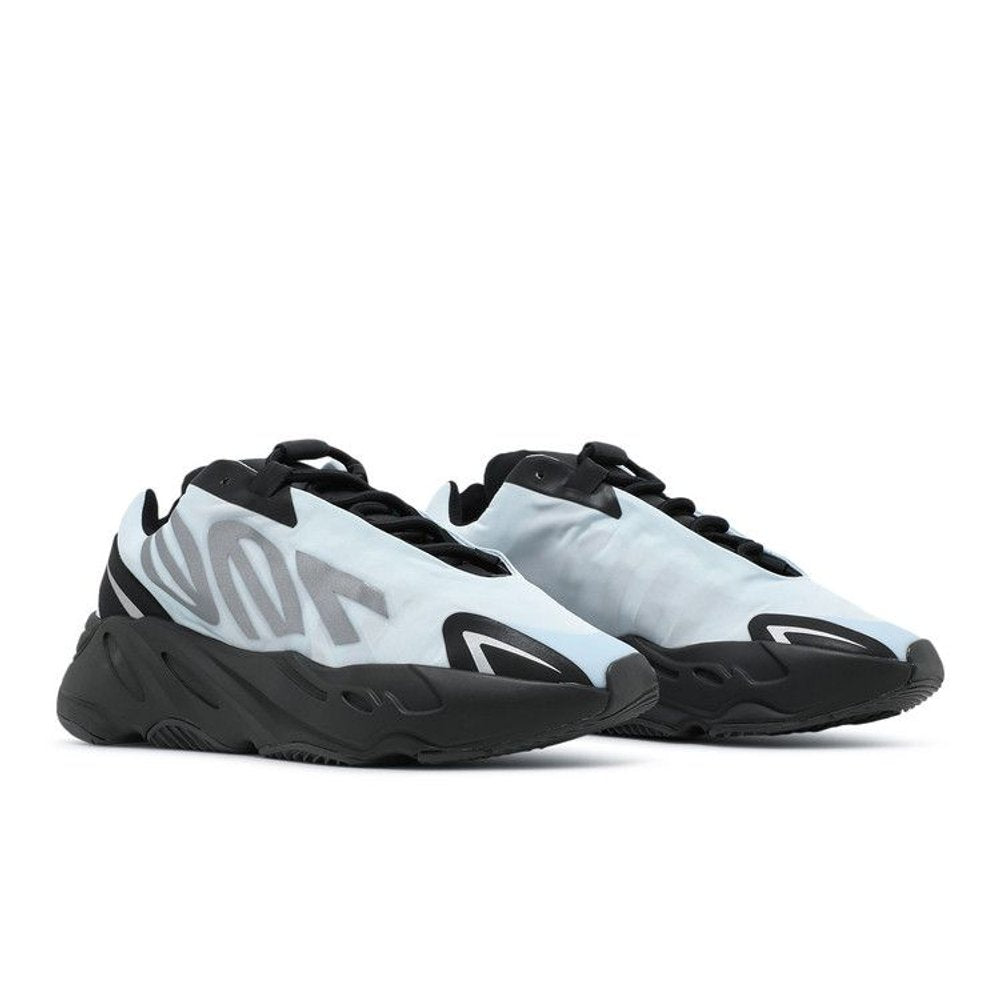 adidas Yeezy Boost 700 MNVN Blue Tint – lifestyle foto | Purekickz