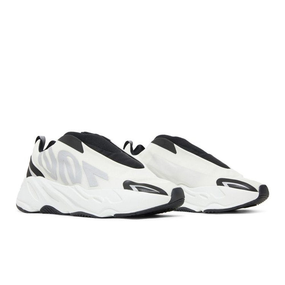adidas Yeezy Boost 700 MNVN Laceless Analog – lifestyle foto | Purekickz