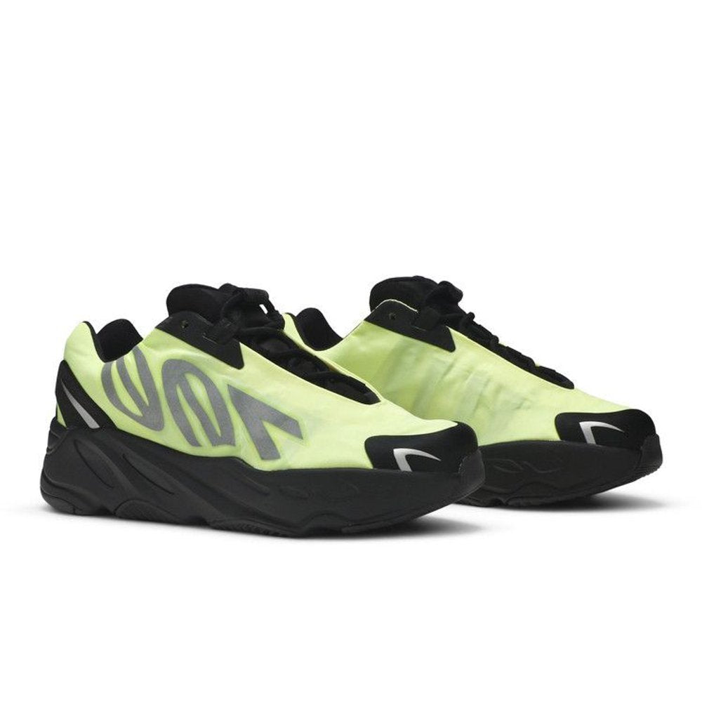adidas Yeezy Boost 700 MNVN Phosphor (Kids) – lifestyle foto | Purekickz