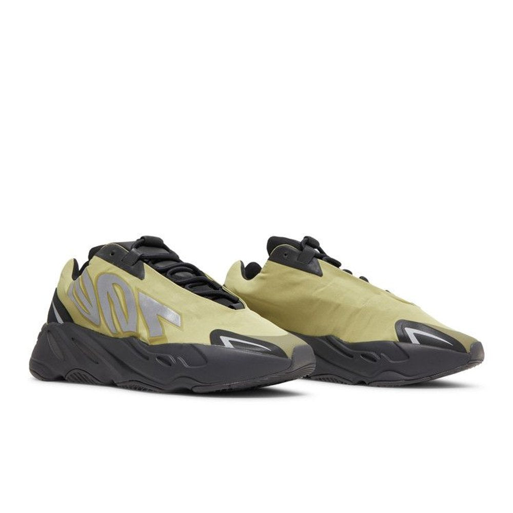 adidas Yeezy Boost 700 MNVN Resin – lifestyle foto | Purekickz