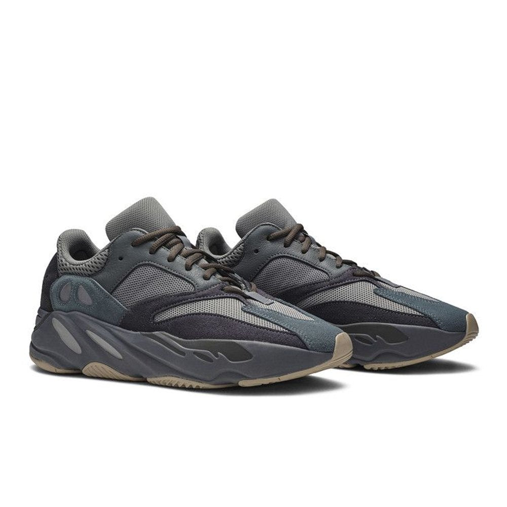 adidas Yeezy Boost 700 Teal Blue – lifestyle foto | Purekickz