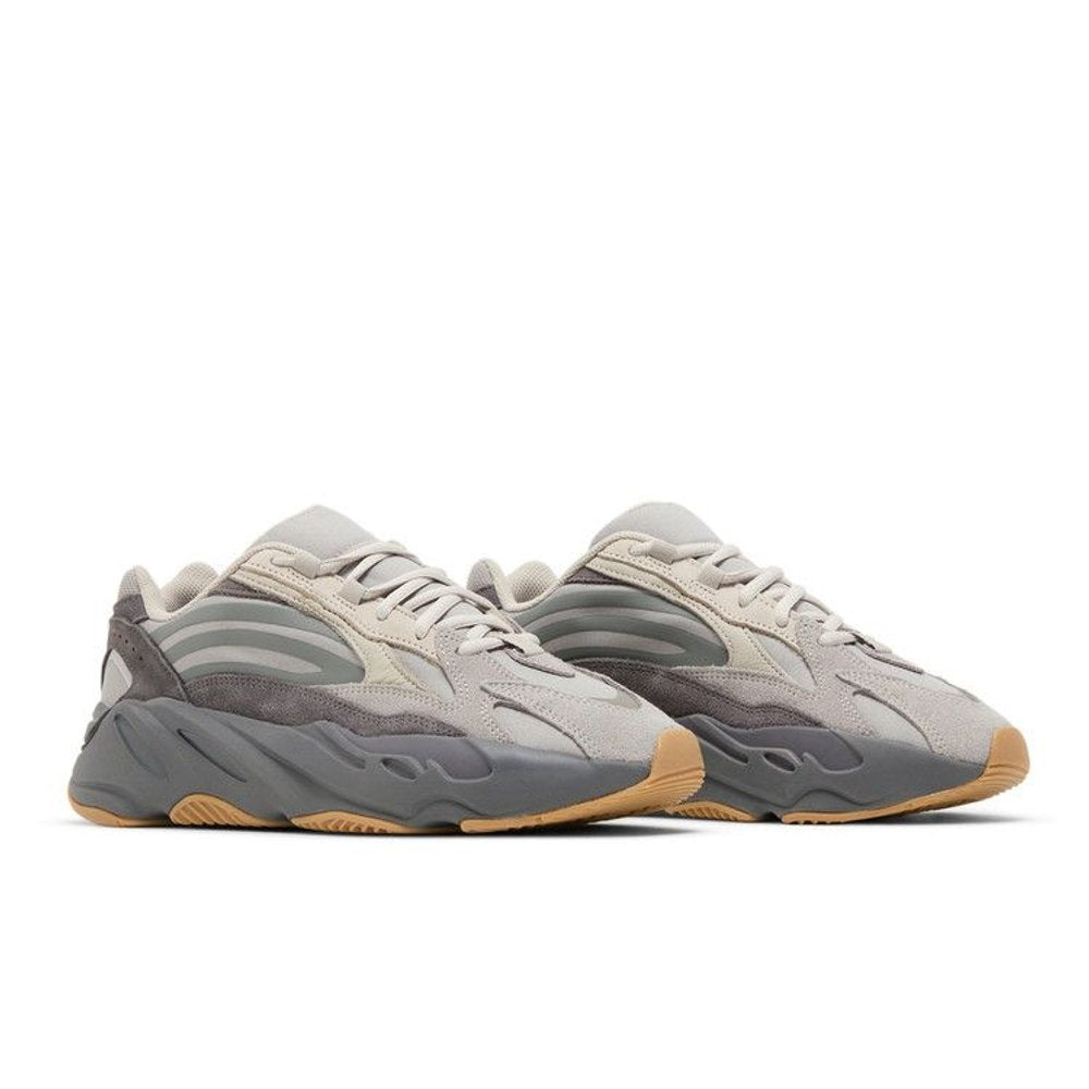 adidas Yeezy Boost 700 V2 Tephra – lifestyle foto | Purekickz
