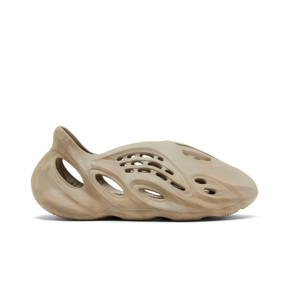 adidas Yeezy Foam RNNR Stone Sage – boční pohled | Purekickz