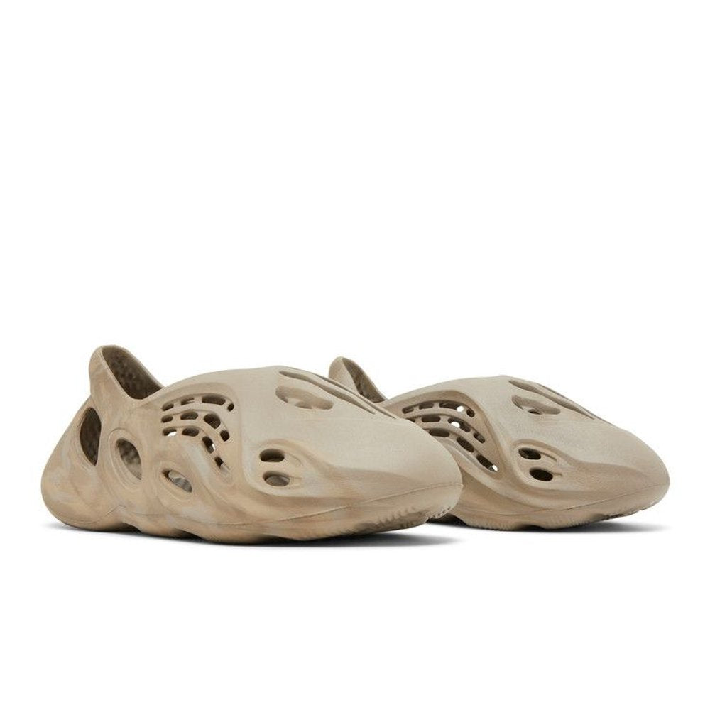 adidas Yeezy Foam RNNR Stone Sage – lifestyle foto | Purekickz