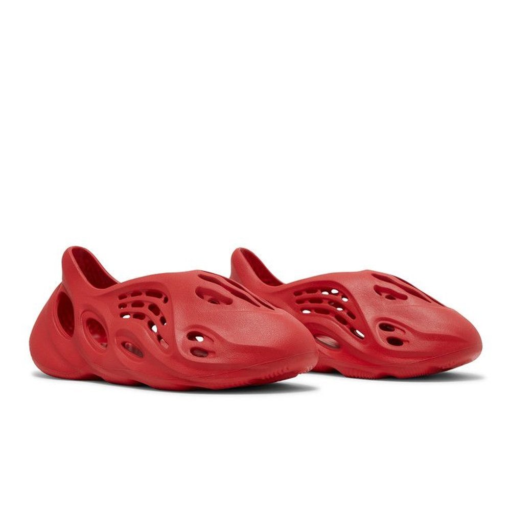 adidas Yeezy Foam RNNR Vermillion – lifestyle foto | Purekickz