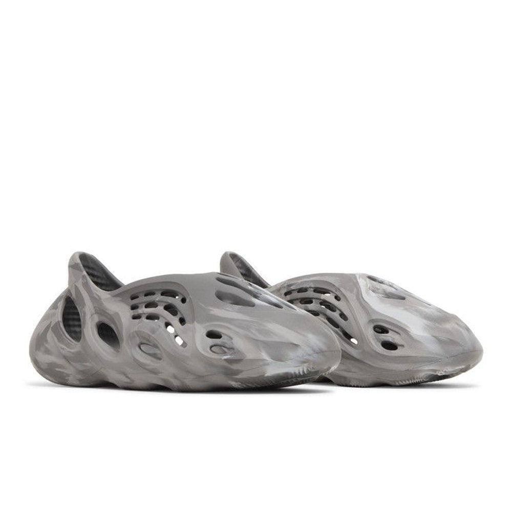 adidas Yeezy Foam RNR MX Granite – lifestyle foto | Purekickz
