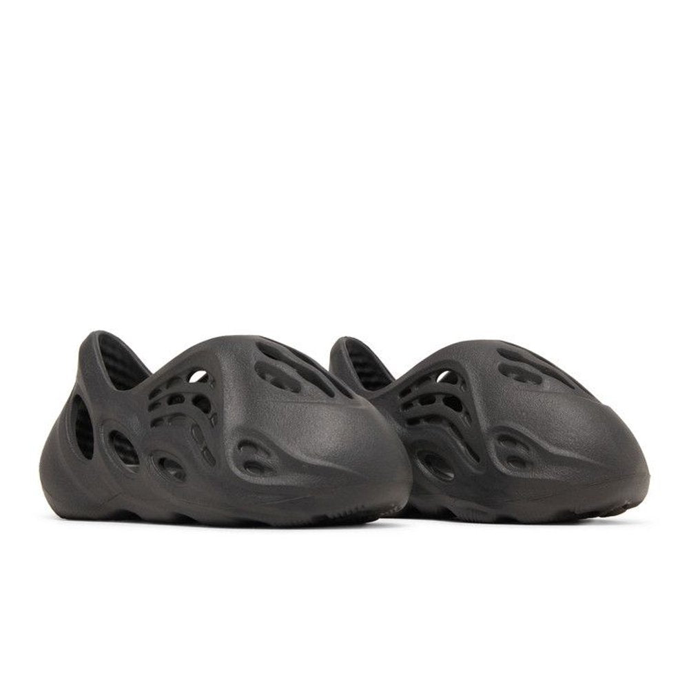 adidas Yeezy Foam RNR Onyx (Infants) – lifestyle foto | Purekickz