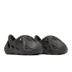 adidas Yeezy Foam RNR Onyx (Infants) – lifestyle foto | Purekickz
