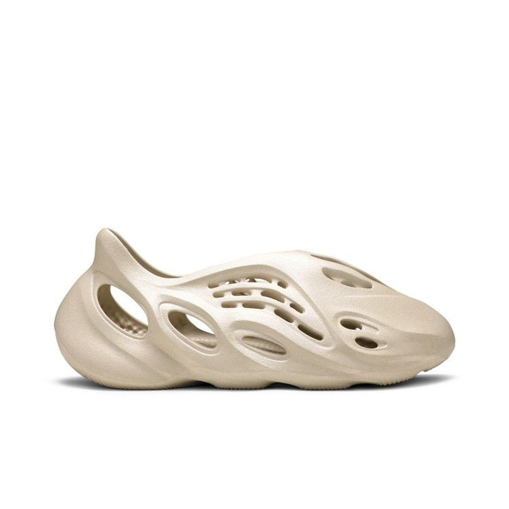 Adidas Yeezy Foam Runner 'Sand' – boční pohled | Purekickz