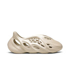 Adidas Yeezy Foam Runner 'Sand' – boční pohled | Purekickz
