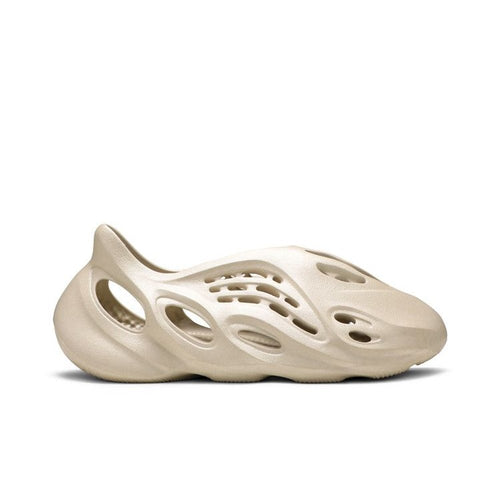 Adidas Yeezy Foam Runner 'Sand' – boční pohled | Purekickz