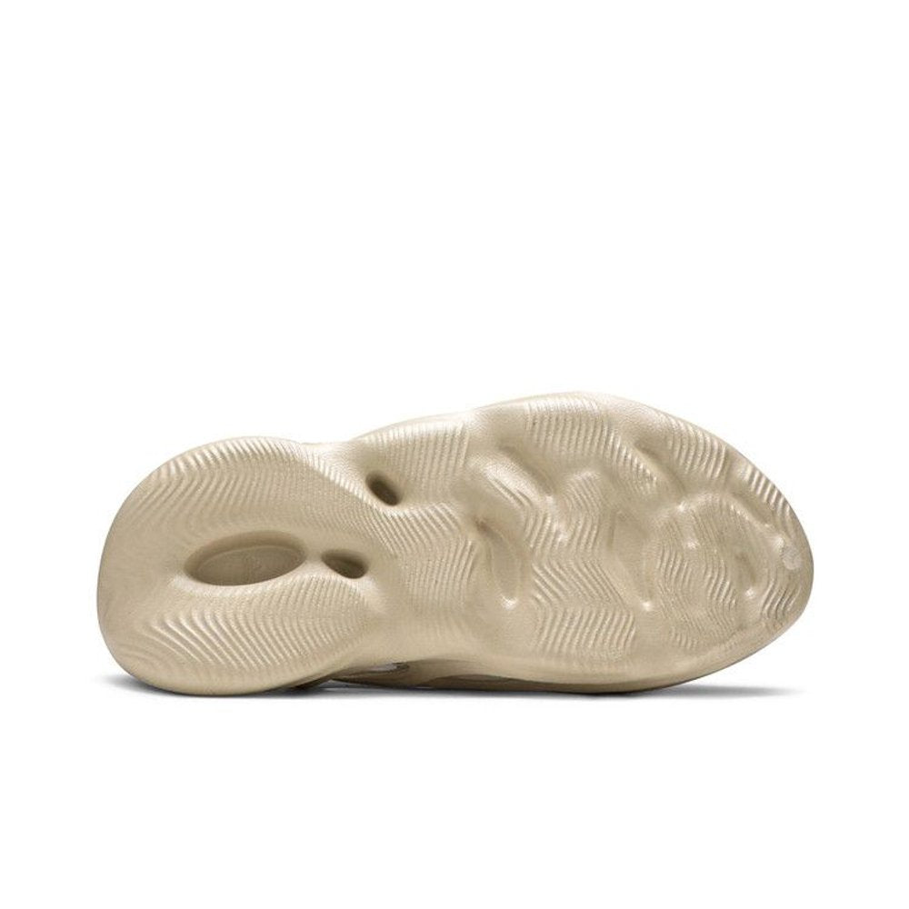 Adidas Yeezy Foam Runner 'Sand' – zadní pohled | Purekickz