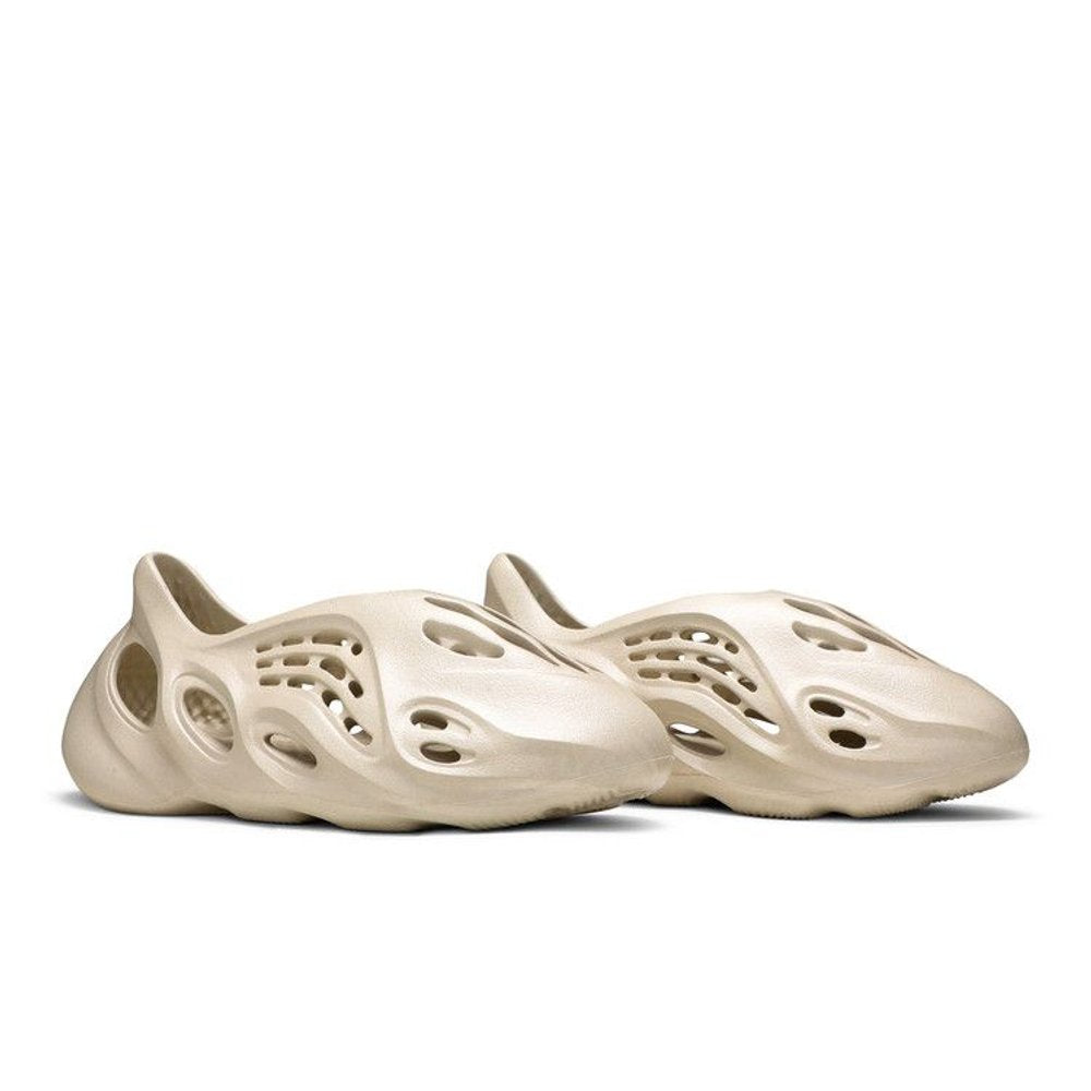 Adidas Yeezy Foam Runner 'Sand' – lifestyle foto | Purekickz