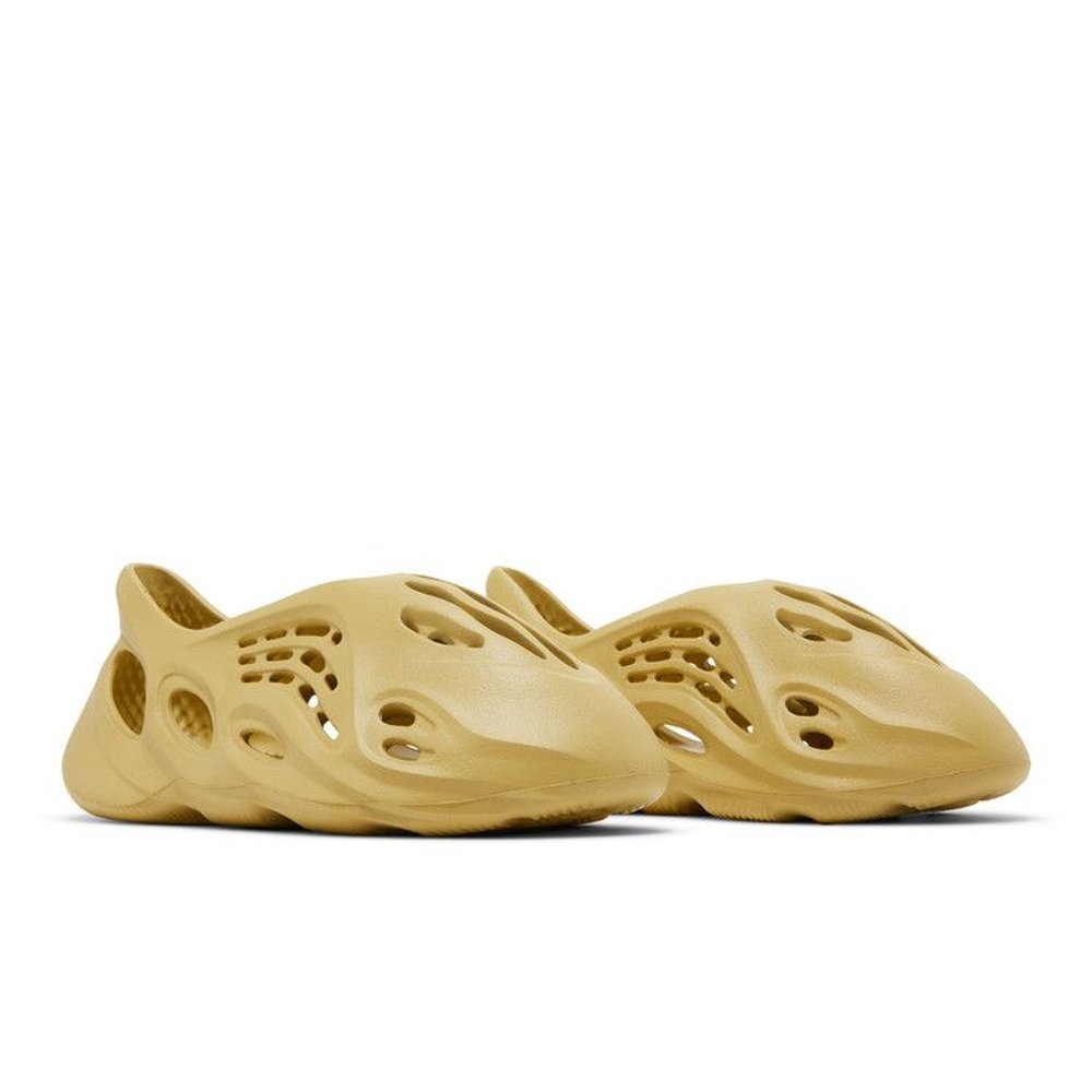 Adidas Yeezy Foam Runner Sulfur – lifestyle foto | Purekickz
