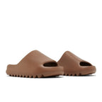Adidas Yeezy Slide Flax – lifestyle foto | Purekickz