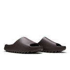 Adidas Yeezy Slide Soot – lifestyle foto | Purekickz