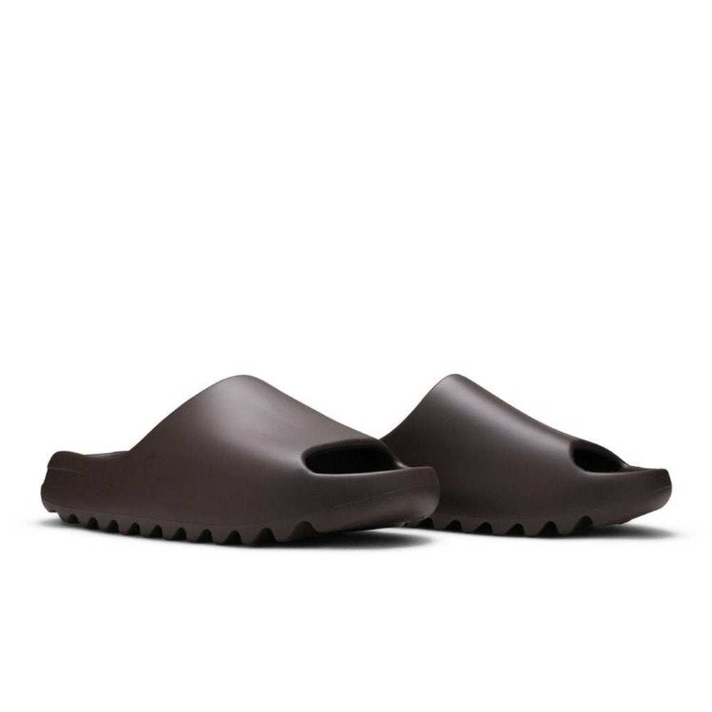 Adidas Yeezy Slide Soot – lifestyle foto | Purekickz