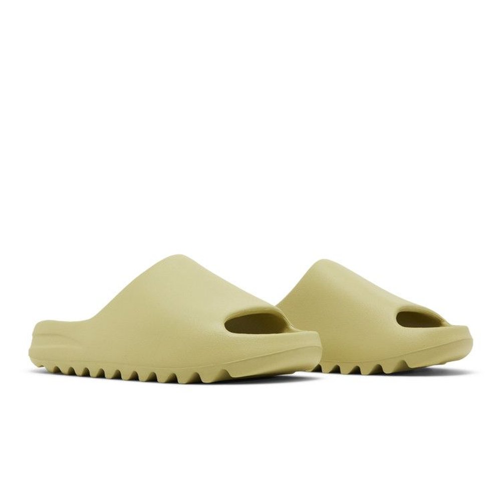 Adidas Yeezy Slides 'Resin' 2022 – lifestyle foto | Purekickz