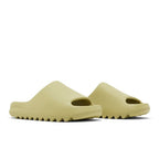 Adidas Yeezy Slides 'Resin' 2022 – lifestyle foto | Purekickz