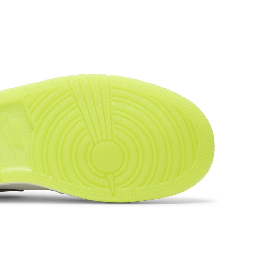 Air Jordan 1 Low SE Warped Swoosh (GS) – pohled shora | Purekickz