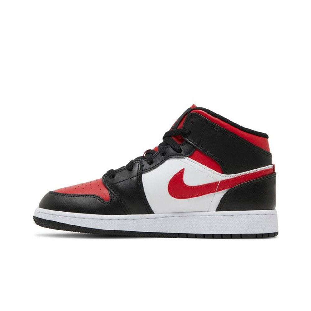 Air Jordan 1 Mid Black Fire Red (GS) – hlavní pohled | Purekickz