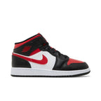 Air Jordan 1 Mid Black Fire Red (GS) – boční pohled | Purekickz
