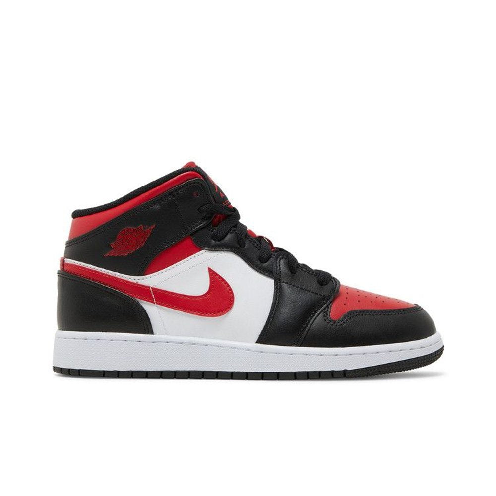 Air Jordan 1 Mid Black Fire Red (GS) – boční pohled | Purekickz