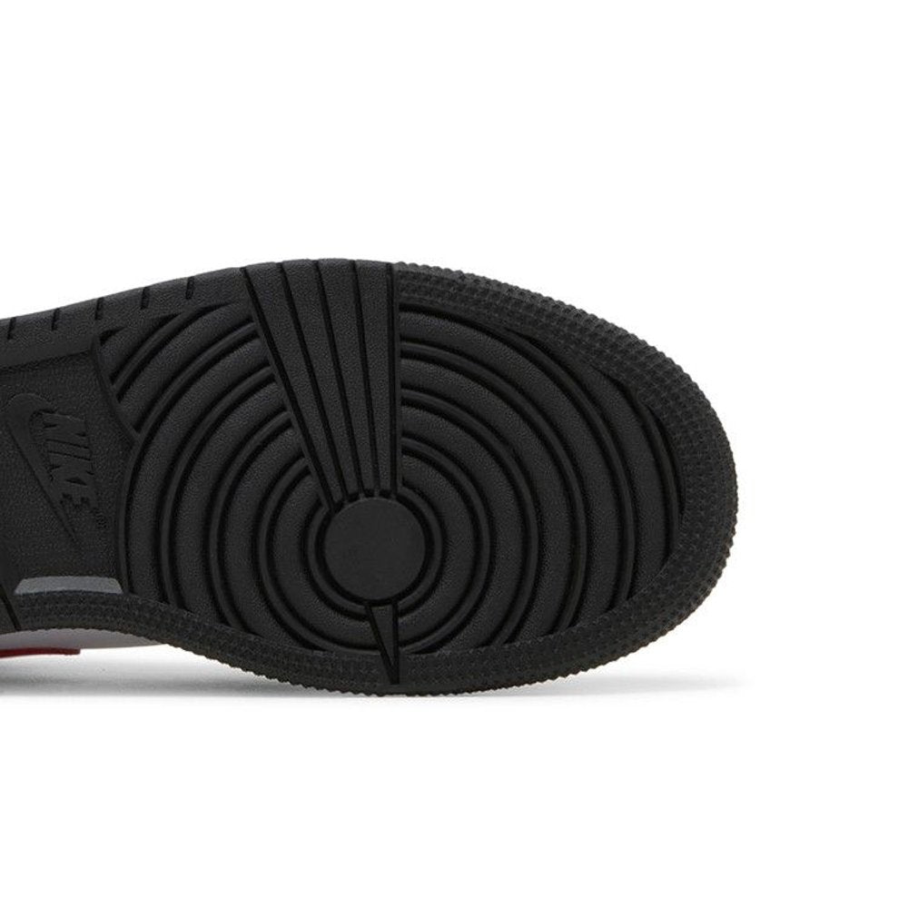 Air Jordan 1 Mid Black Fire Red (GS) – pohled shora | Purekickz