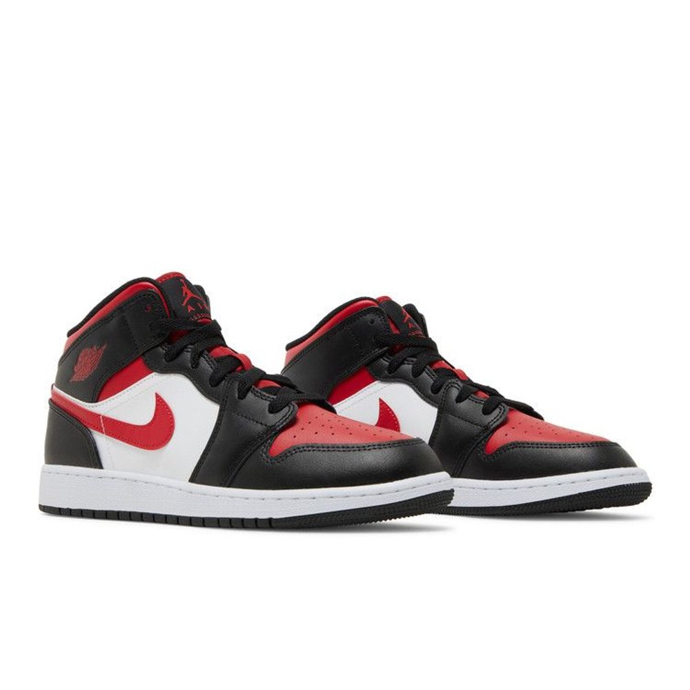 Air Jordan 1 Mid Black Fire Red (GS) – lifestyle foto | Purekickz