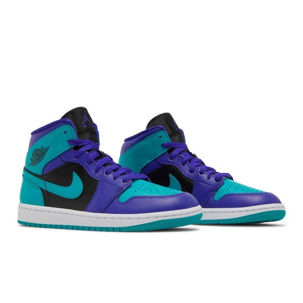 Air Jordan 1 Mid Black Grape – lifestyle foto | Purekickz