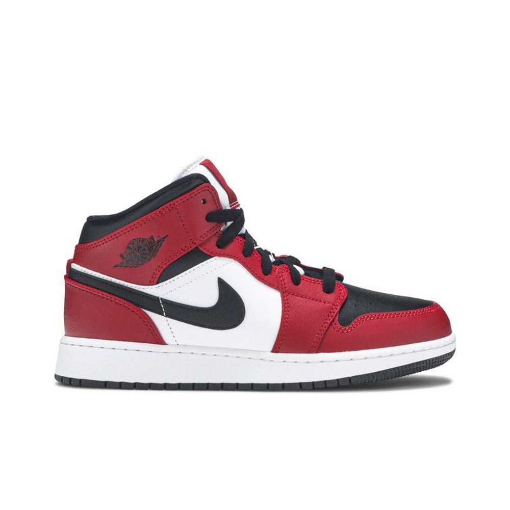 Air Jordan 1 Mid Chicago Black Toe (GS) – boční pohled | Purekickz